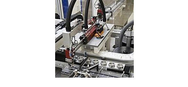 Neben unseren Standardlösungen aus der Palettiertechnik unterstützen wir unsere Kunden auch im Bereich aufwändiger Montage- und Handhabungsvorgänge FLG Automation AG - Montagetechnik und Handhabungstechnik im Überblick